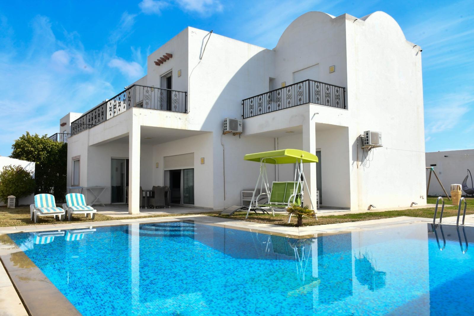 Karima, la piscine et la façade