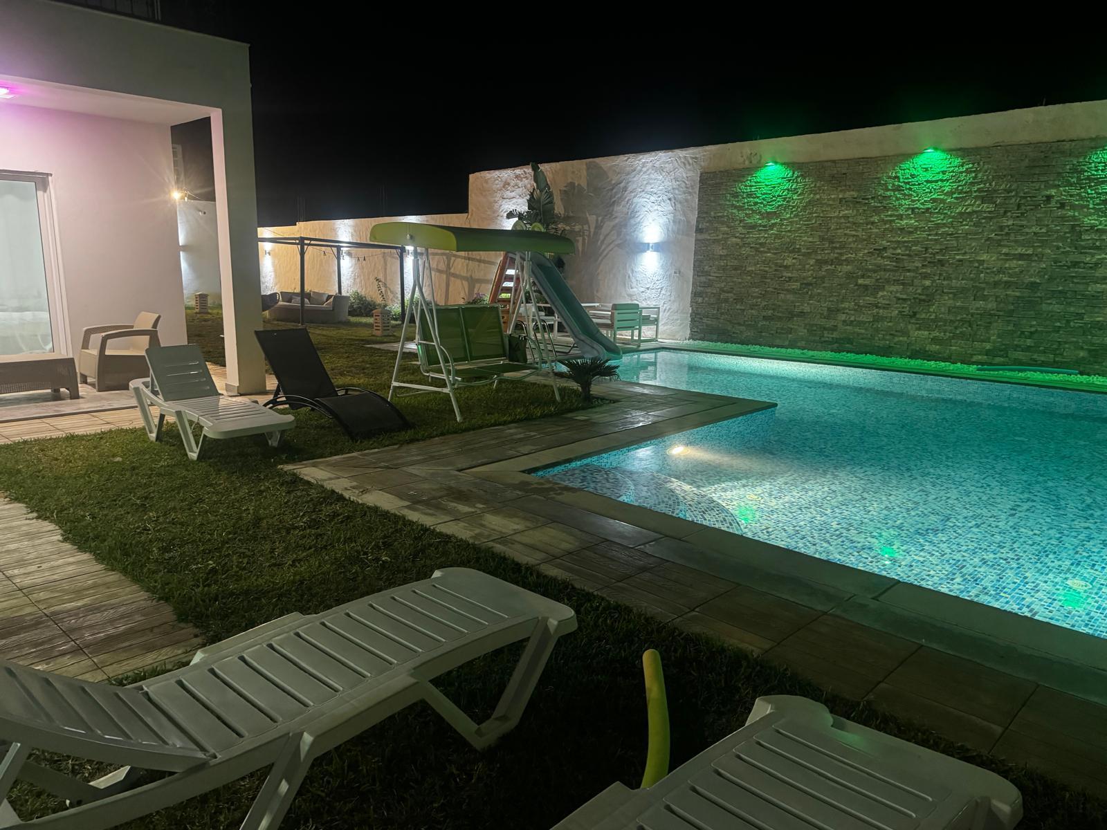 Karima, la piscine en soirée