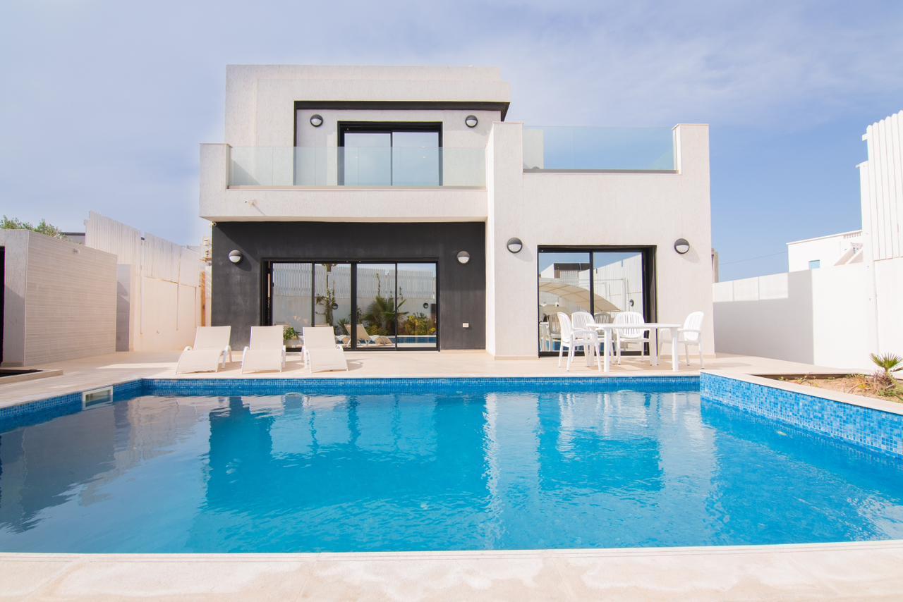 Leila Hadrya, façade et piscine