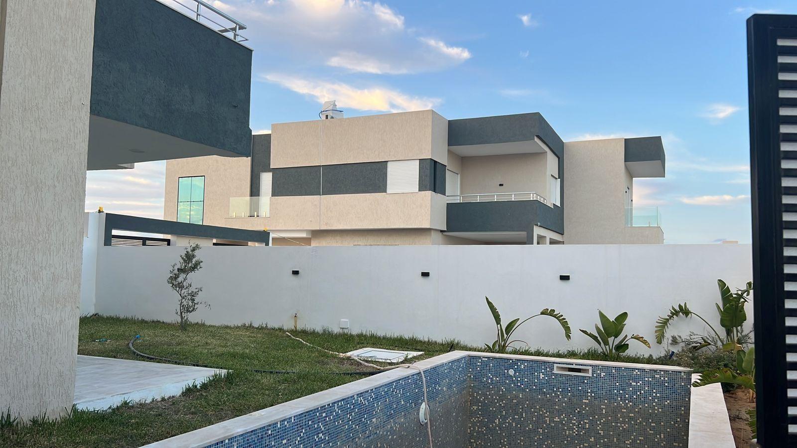 Façade d'une villa, son jardin et sa piscine